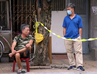 [ẢNH] Cuộc sống người dân trong khu cách ly phố Trúc Bạch