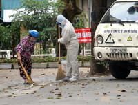 [ẢNH] Cuộc sống người dân trong khu cách ly phố Trúc Bạch