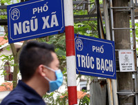 [ẢNH] Cuộc sống người dân trong khu cách ly phố Trúc Bạch