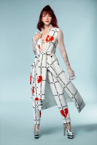 Lý Nhã Kỳ đẹp lạ, khoe 