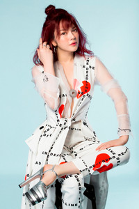 Lý Nhã Kỳ đẹp lạ, khoe 