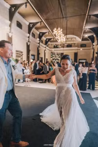 Chồng cũ Hồng Nhung lấy vợ mới, cận cảnh đôi 