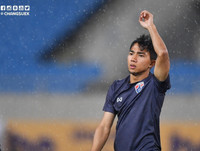 [ẢNH] Chịu nhiều sức ép, tuyển Thái Lan lặng lẽ tập dưới mưa lạnh sân Mỹ Đình