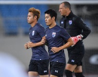 [ẢNH] Chịu nhiều sức ép, tuyển Thái Lan lặng lẽ tập dưới mưa lạnh sân Mỹ Đình