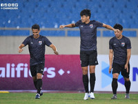 [ẢNH] Chịu nhiều sức ép, tuyển Thái Lan lặng lẽ tập dưới mưa lạnh sân Mỹ Đình