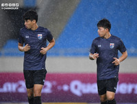 [ẢNH] Chịu nhiều sức ép, tuyển Thái Lan lặng lẽ tập dưới mưa lạnh sân Mỹ Đình