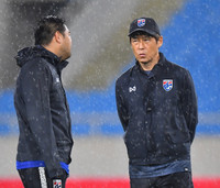 [ẢNH] Chịu nhiều sức ép, tuyển Thái Lan lặng lẽ tập dưới mưa lạnh sân Mỹ Đình