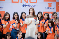 Phạm Hương nhảy flashmob cùng hàng nghìn sinh viên