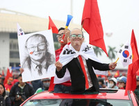 [ẢNH] Người hâm mộ phủ kín, biến Mỹ Đình thành 