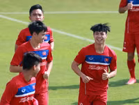 Thầy trò Hữu Thắng cười tươi rói khi ký tặng lên vai các fan nữ