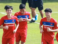 Thầy trò Hữu Thắng cười tươi rói khi ký tặng lên vai các fan nữ