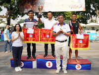 [ẢNH] Thú vị hình ảnh mẹ dắt tay con về đích giải chạy 