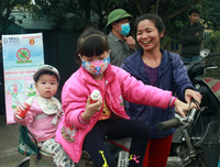 [ẢNH] Người dân Hạ Mỗ hứng khởi nhận 1.600 chai nước rửa tay khô miễn phí