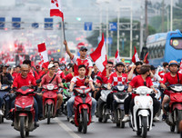 [ẢNH] Trận Hà Nội - Hải Phòng gián đoạn vì pháo sáng của cổ động viên quá khích