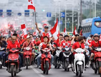 [ẢNH] Trận Hà Nội - Hải Phòng gián đoạn vì pháo sáng của cổ động viên quá khích