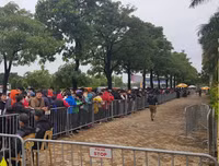 [ẢNH] Nhiều CĐV hớn hở nhận vé xem chung kết lượt về AFF Cup 2018