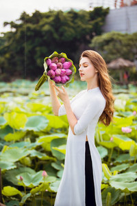 [Ảnh] Dân mạng mê mẩn với bộ ảnh của cô gái Tây chụp bên đầm sen