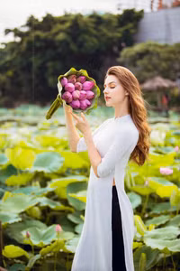 [Ảnh] Dân mạng mê mẩn với bộ ảnh của cô gái Tây chụp bên đầm sen