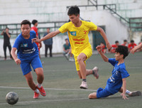 [ẢNH] Cầu thủ THPT Đống Đa công kênh HLV sau chiến thắng nghẹt thở