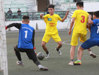 [ẢNH] Cầu thủ THPT Đống Đa công kênh HLV sau chiến thắng nghẹt thở