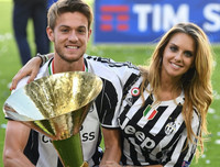 [ẢNH] Vẻ đẹp bốc lửa của vợ trung vệ Rugani vừa nhiễm Covid-19