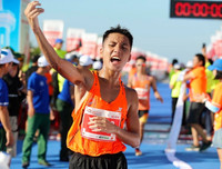 [ẢNH] Ngắm vẻ đẹp Hoa hậu Tiểu Vy với những bước chạy trên đảo Lý Sơn