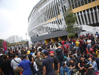 [ẢNH] Người Malaysia mang cả chăn, chiếu đi mua vé xem chung kết