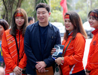 Quán quân Olympic Jin Jong-oh trổ tài bắn súng trước các xạ thủ Việt Nam