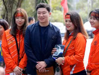 Quán quân Olympic Jin Jong-oh trổ tài bắn súng trước các xạ thủ Việt Nam