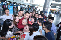 NTK Đỗ Trịnh Hoài Nam mang nón dát vàng sang Úc