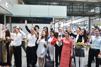 NTK Đỗ Trịnh Hoài Nam mang nón dát vàng sang Úc