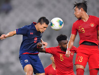 [ẢNH] Tự tin thái quá, HLV Indonesia chỉ biết ôm mặt khi thua đậm Thái Lan