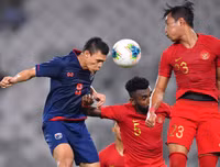 [ẢNH] Tự tin thái quá, HLV Indonesia chỉ biết ôm mặt khi thua đậm Thái Lan