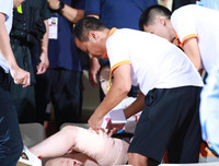 [ẢNH] Pháo sáng ném loạn xạ trên sân Hàng Đẫy, CĐV nữ đi cấp cứu