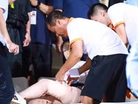 [ẢNH] Pháo sáng ném loạn xạ trên sân Hàng Đẫy, CĐV nữ đi cấp cứu