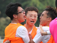 [ẢNH] THPT Việt Hoàng gây bất ngờ, THPT Trương Định thắng sát nút