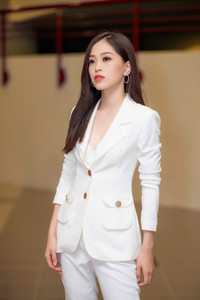 Á hậu Phương Nga về thăm trường trước ngày lên đường thi quốc tế