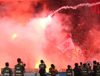 [ẢNH] Trận Hà Nội - Hải Phòng gián đoạn vì pháo sáng của cổ động viên quá khích