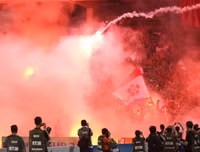 [ẢNH] Trận Hà Nội - Hải Phòng gián đoạn vì pháo sáng của cổ động viên quá khích