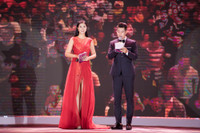 Hồng Quế đưa con gái lên sân khấu diễn áo dài cho bạn thân - Hoa hậu Ngọc Hân