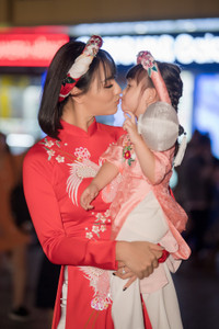 Hồng Quế đưa con gái lên sân khấu diễn áo dài cho bạn thân - Hoa hậu Ngọc Hân