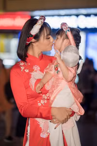 Hồng Quế đưa con gái lên sân khấu diễn áo dài cho bạn thân - Hoa hậu Ngọc Hân