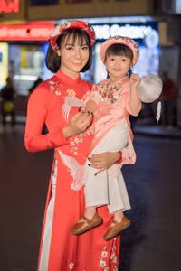 Hồng Quế đưa con gái lên sân khấu diễn áo dài cho bạn thân - Hoa hậu Ngọc Hân