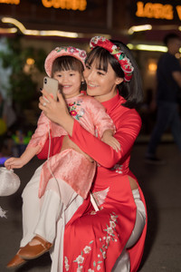 Hồng Quế đưa con gái lên sân khấu diễn áo dài cho bạn thân - Hoa hậu Ngọc Hân