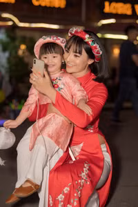 Hồng Quế đưa con gái lên sân khấu diễn áo dài cho bạn thân - Hoa hậu Ngọc Hân