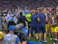 [ẢNH] Bị giễu cợt, đội Thụy Điển lao vào đòi tẩn nhau với Đức