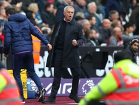 [ẢNH] Muôn sắc thái của HLV Mourinho trong màn ra mắt thắng hú vía cùng Tottenham