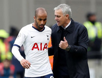 [ẢNH] Muôn sắc thái của HLV Mourinho trong màn ra mắt thắng hú vía cùng Tottenham