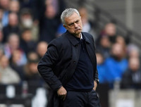 [ẢNH] Muôn sắc thái của HLV Mourinho trong màn ra mắt thắng hú vía cùng Tottenham