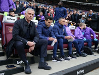 [ẢNH] Muôn sắc thái của HLV Mourinho trong màn ra mắt thắng hú vía cùng Tottenham